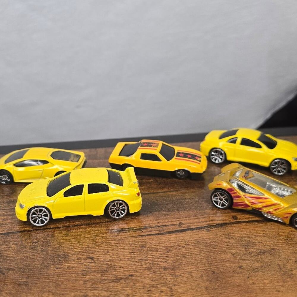 Bundle of 5 Hot wheel cars - Picture 1 of 2